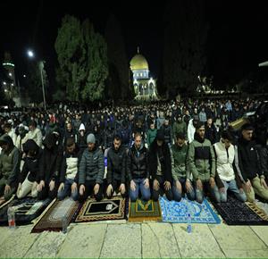 نحو 50 ألف مصلٍ يؤدون صلاتي العشاء والتراويح في المسجد الأقصى المبارك